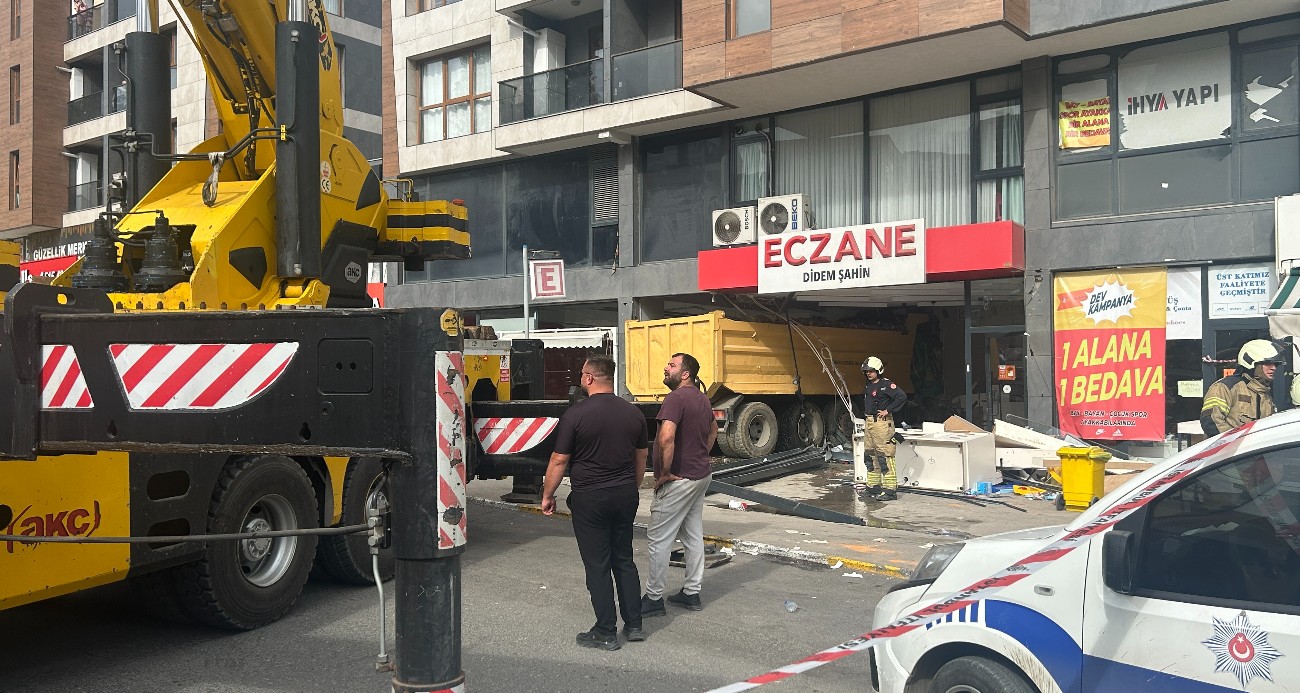 pendik-te-hafriyat-kamyonu-eczaneye-daldi-6-yarali