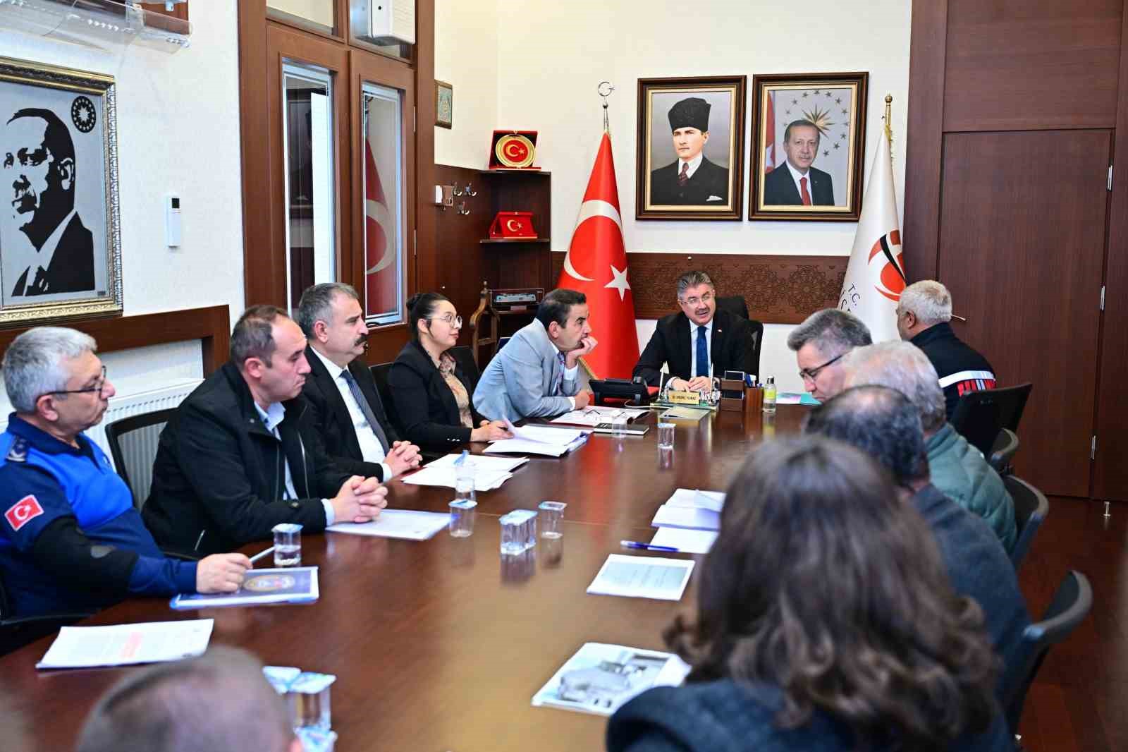 vali-yilmaz-vatandaslarin-talep-oneri-ve-sorunlarini-dinledi