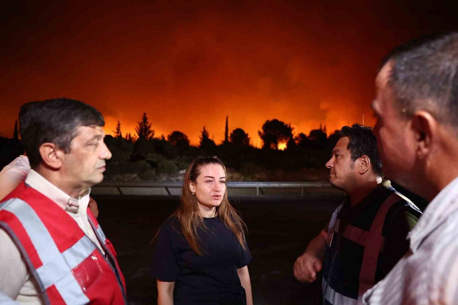 baskan-vekili-ozdemir-sehrin-tum-sorumlulariyla-koordineli-sekilde-yanginla-mucadele-ediyoruz