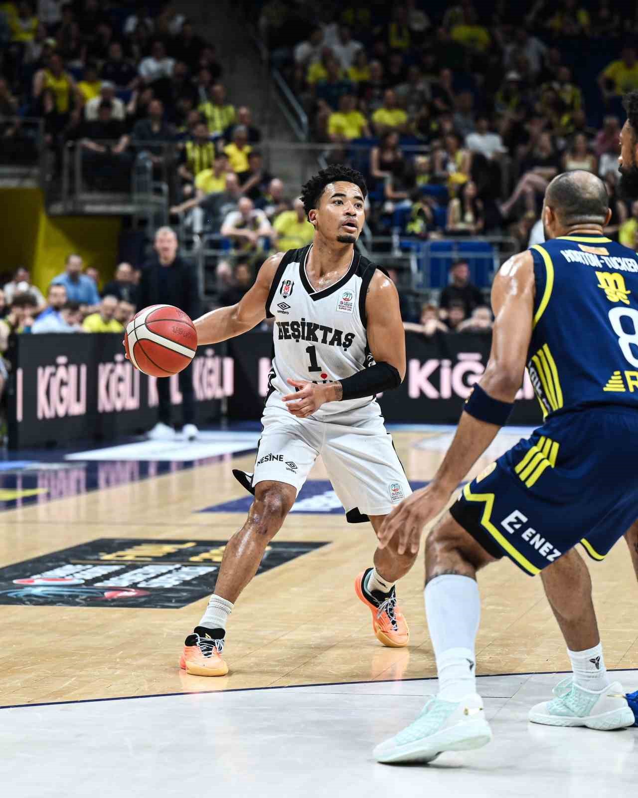 fenerbahce-besiktas-karsisinda-seriyi-1-1-e-getirdi