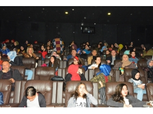 Vali Yazıcı, Öğrencilerle Sinemaya Gitti