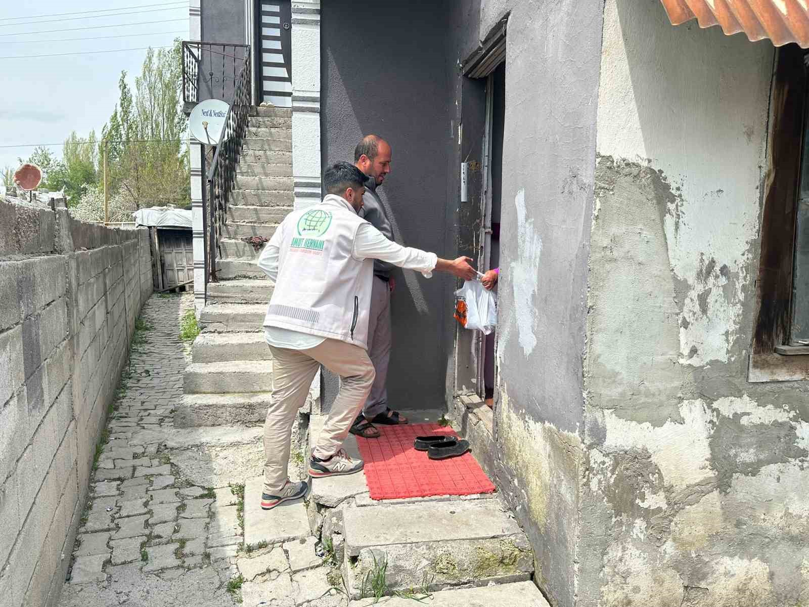 umut-kervani-agri-da-yuzlerce-hanenin-sofrasina-kurban-eti-ulastirdi