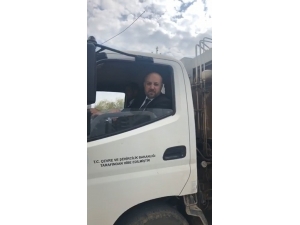 Seçimi Kazanan Başkanın İlk İcraatı Çöp Toplamak Oldu