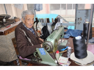 Asırlık Yaşar Dede, Mesleği İle Yaşıyor