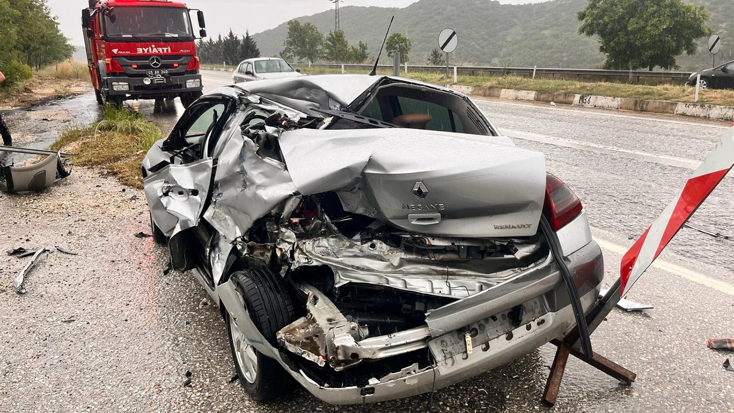 yol-kenarindaki-otomobile-tir-carpip-kacti-1-yarali