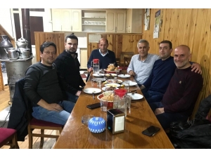 Seçimi Kazandı Rakiplerine Yemek Söyledi