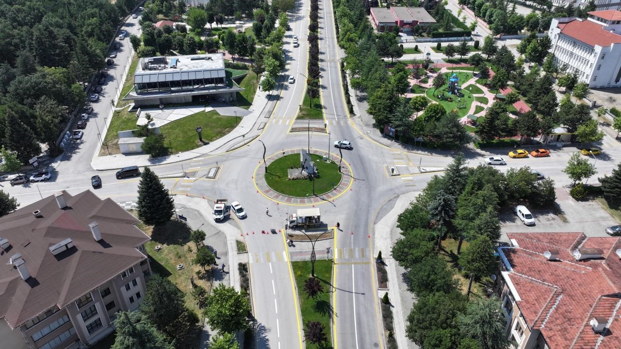 bolu-da-trafik-guvenligi-icin-yol-cizgileri-yenileniyor