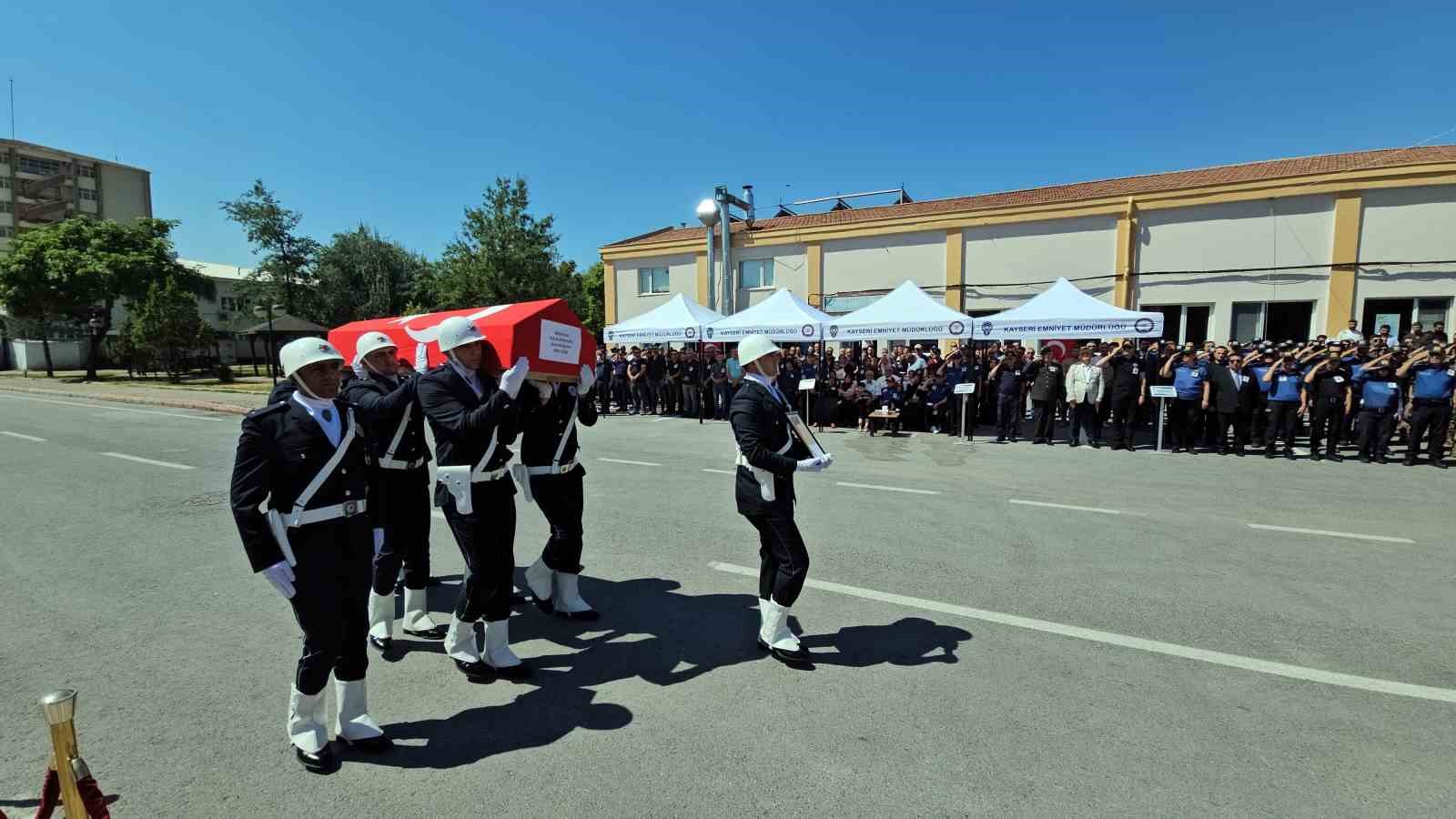 merhum-polis-babasini-asker-selami-ile-ugurladi