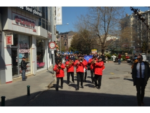 Otizme Dikkat Çekmek İçin Es Es Bando Eşliğinde Yürüdüler