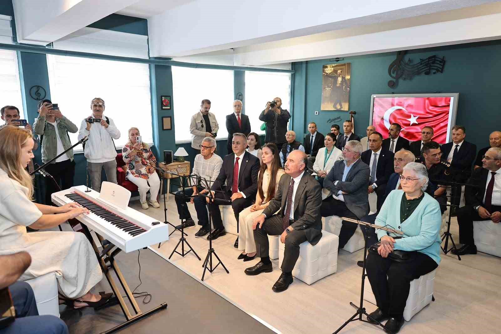genc-yasta-vefat-eden-sanatcinin-adi-esinin-kurdugu-muzik-atolyesinde-yasatilacak