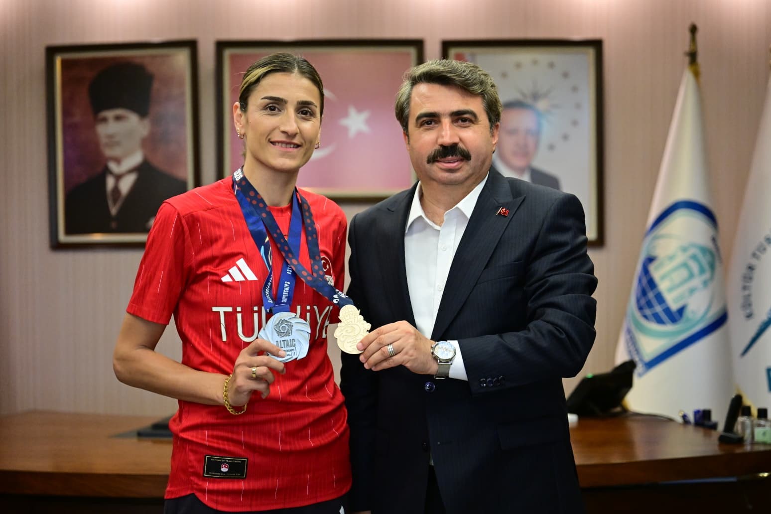 milli-tekvandocu-hatice-kubra-ilgun-madalya-sevincini-yildirim-belediye-baskani-oktay-yilmaz-la-paylasti