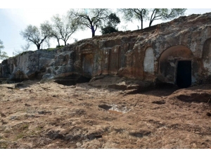 Hatay’da Kaya Mezarlar Gün Yüzüne Çıkarılıyor