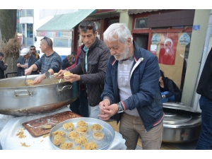 Esnaf Bir Araya Gelip Vatandaşlara Kandil Helvası İkram Etti