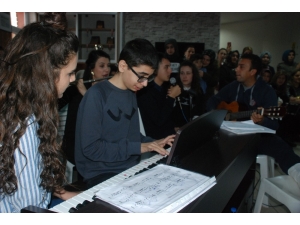 Otizmli Öğrenci Piyano İle Engelleri Aştı