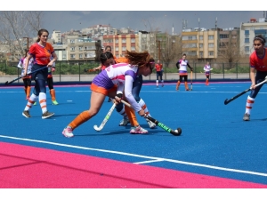 Kadın Hokeycilerden Farklı Başlangıç