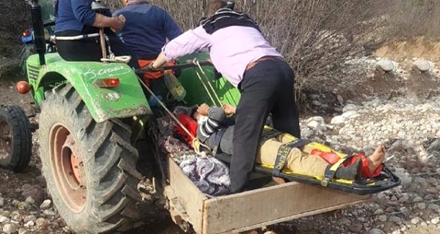 Arazide Ayağı Kırılan Çoban, Traktörle Taşındı