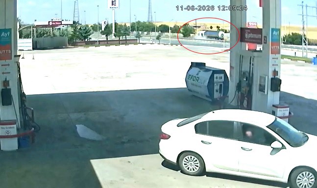 kalp-krizi-geciren-tir-surucusu-bariyerlere-carparak-kaza-yapti