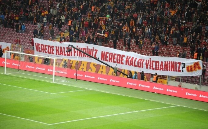 Galatasaray Taraftarlarından Mustafa Cengiz'e Destek!