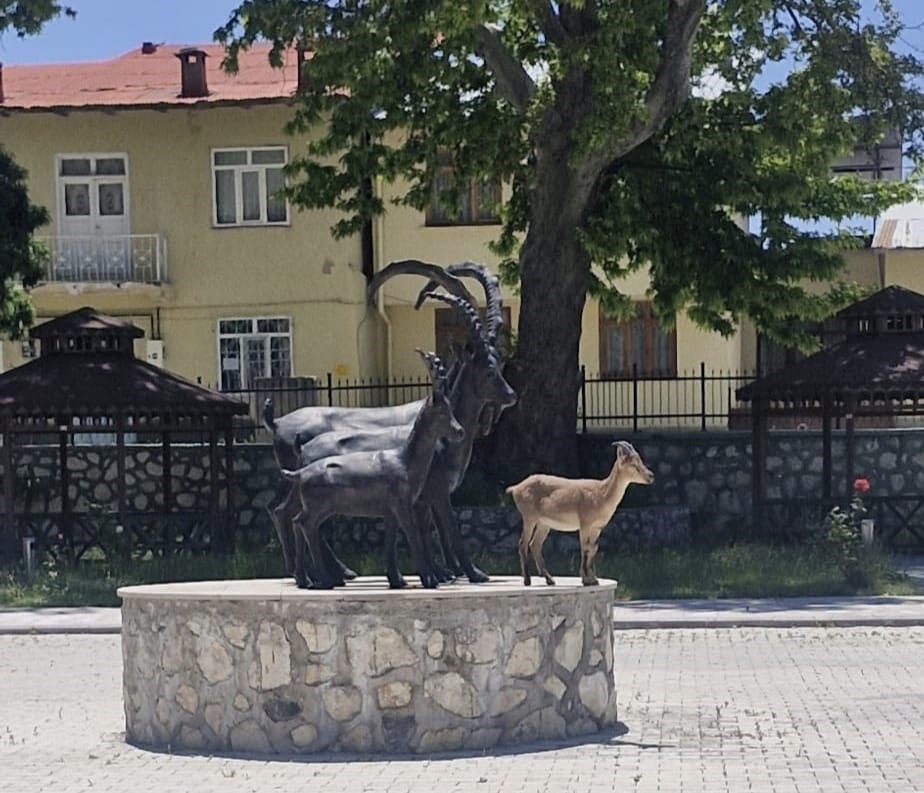 cemisgezek-te-tebessum-ettiren-an-gercegi-ve-heykeli-ayni-karede