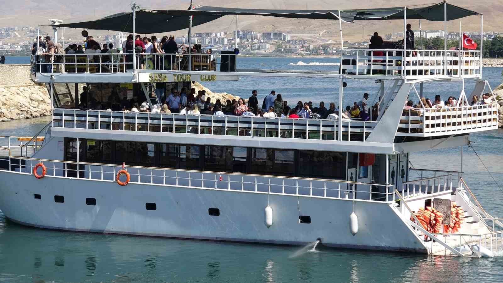 savasa-ragmen-iranli-turistlerin-van-ilgisi-suruyor