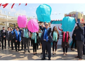 Kansere Dikkat Çekmek İçin Yürüyen Sağlıkçılar Dilek Balonu Uçurdu