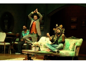 “Entrikalı Dolap Komedyası” Adlı Tiyatro Oyunu Sahnelendi