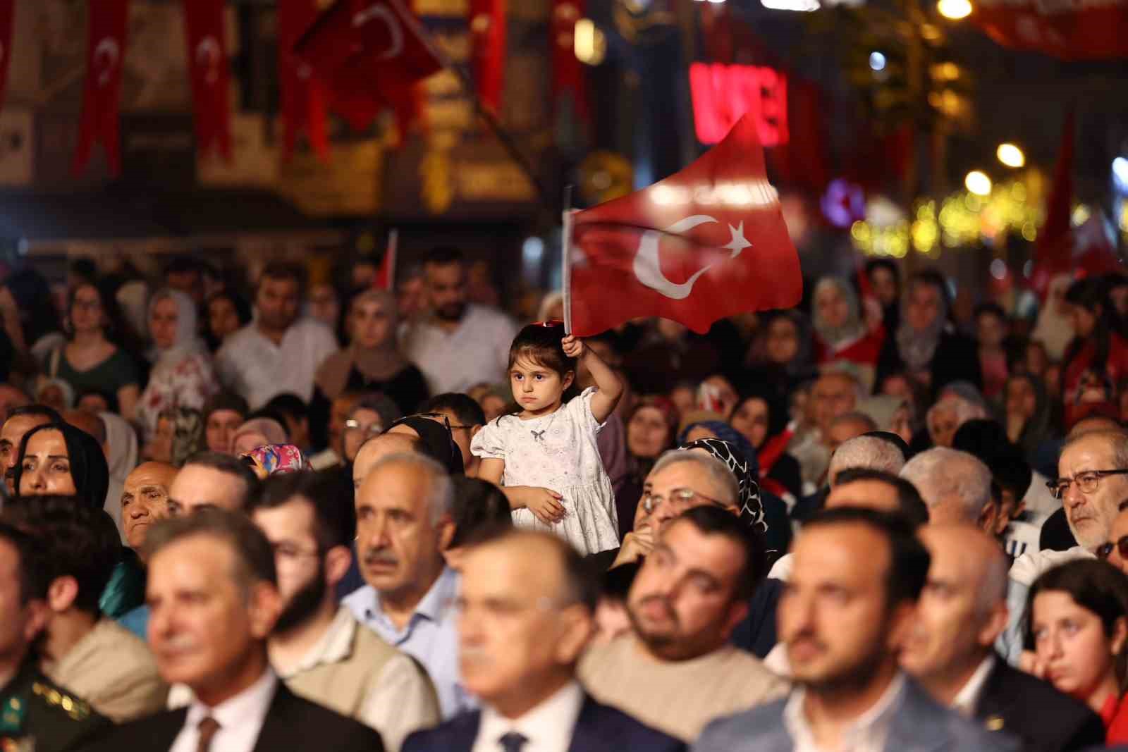 esenler-de-253-metrelik-bayrakla-15-temmuz-sehitleri-anildi