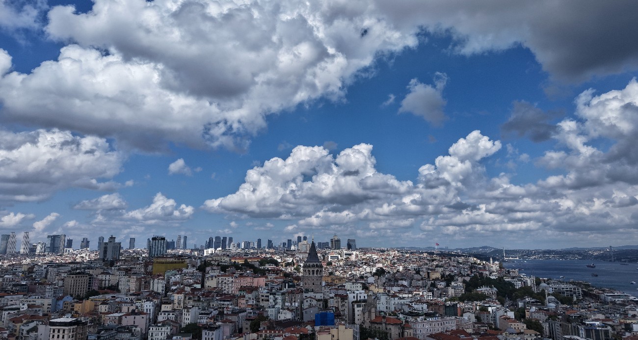 istanbul-da-gun-boyu-suren-bulutlarin-gecisi-goruntulendi