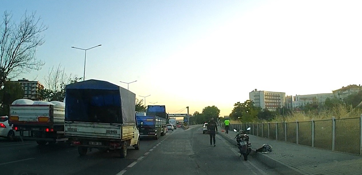 motosikletten-dusen-kadin-surucu-yaralandi