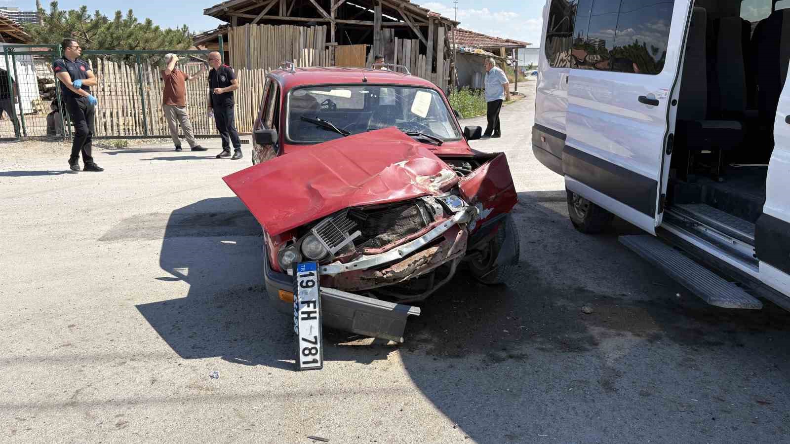 corum-da-minibus-ile-otomobil-carpisti-2-yarali