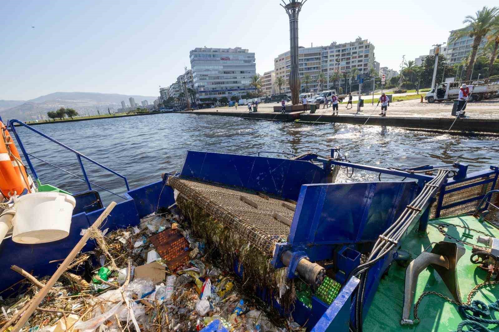 izmir-korfezi-nden-1-2-milyon-ton-dip-camuru-binlerce-ton-atik-temizlendi