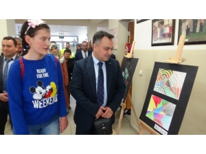 Otizmli Nazlı’nın Kişisel Resim Sergisi