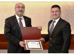 Vali Köşger’den Başhekim Refik Kunt’a Başarı Belgesi