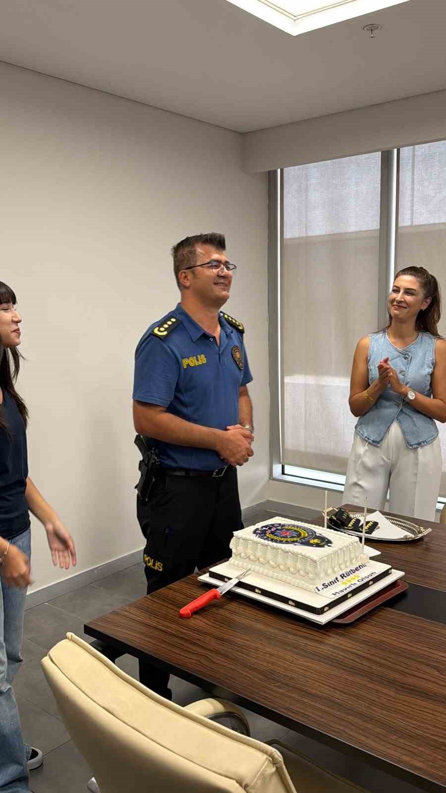 esenyurt-emniyet-muduru-kayhan-a-1-sinif-rutbesini-esi-ve-cocuklari-takti