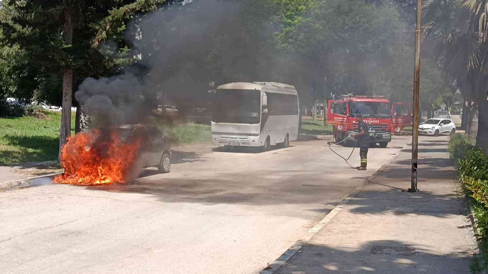 park-halinde-yanan-otomobil-kullanilmaz-hale-geldi