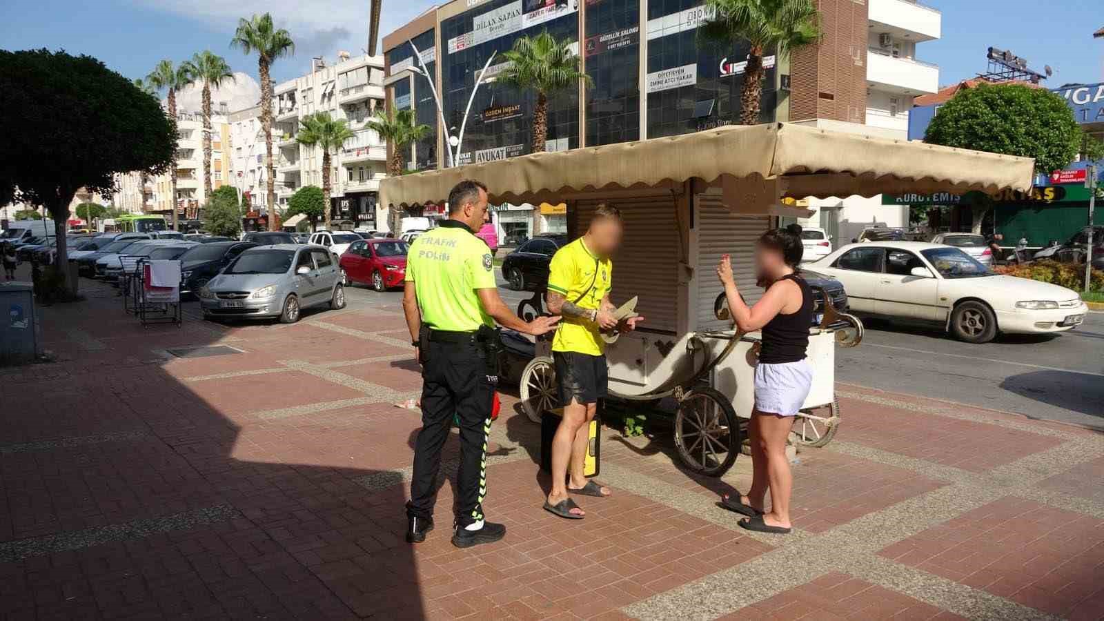 kirmizi-isikta-motosikletle-bekleyen-turistler-bir-anda-kaldirima-cikti-bufeye-carpip-yere-savruldu