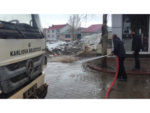 Kışın Çetin Geçtiği Karlıova’da Basınçlı Su İle Temizlik