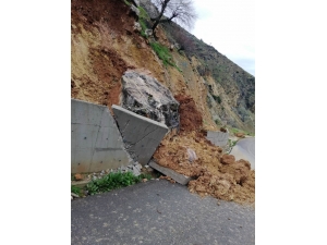 Kozluk’ta Heyelan, İstinat Duvarı Yıkıldı