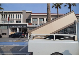 Başkan Oktay’ın İlk İcraatı Metal Kapı Dedektörünü Sökmek Oldu