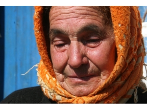 Telef Olan İneğinin Başında Feryat Eden Kadın ‘Acı Ve Çaresizliğin’ Yüzü Oldu