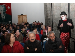 Oyun Sonrası İzleyicilerine Kitaplarını İmzaladı