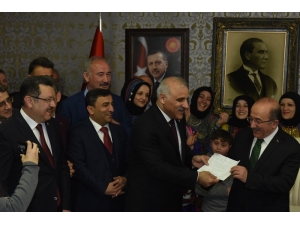 Eski Başkana Çiçek Yerine Dekont Verdi