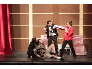 "İkinin Biri" Adlı Oyun, Bu Sezonda İzmirlileri Kahkahaya Boğacak