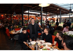 Fenerbahçeli Futbolcular Moral Yemeğinde Bir Araya Geldi