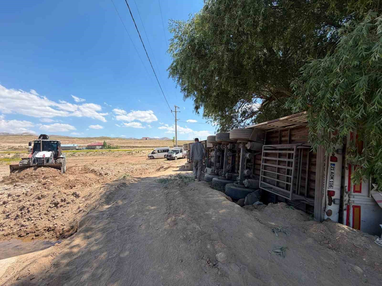 baskale-de-saman-yuklu-tir-devrildi