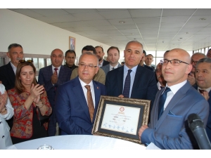 Salihli’de Başkan Kayda Mazbatasını Aldı