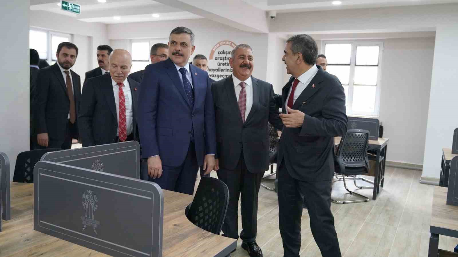 bakan-ciftci-ve-bakan-tekin-den-palandoken-belediyesi-ne-ovgu