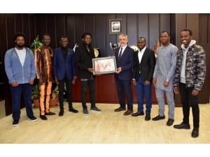 Afrikalı Öğrencilerden Rektör Bilgiç’e Kara Kalem Tablo