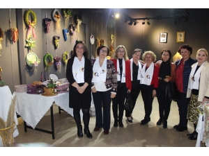 Gazete Kağıtlarından Şaheser Ortaya Çıktı