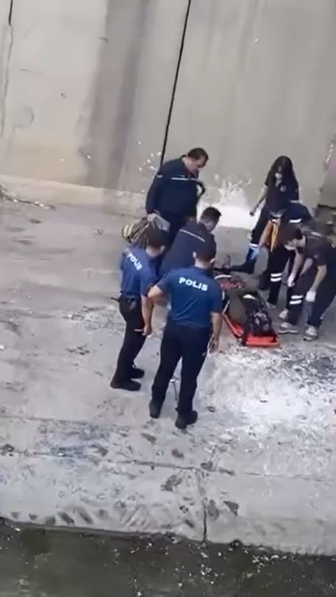 polisten-kacan-kadin-dereye-atladi-ayagini-kirarak-hastanelik-oldu-o-anlar-kamerada